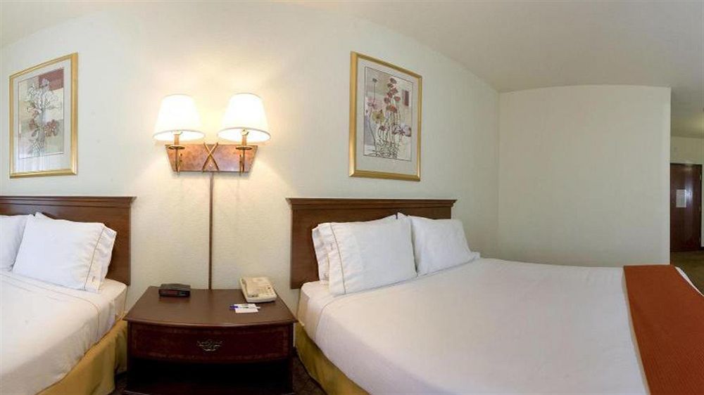 Holiday Inn Express Hotel And Suites Weslaco By Ihg Exterior photo